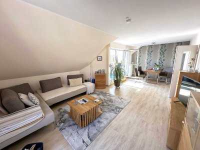 Charmante Dachgeschosswohnung in gehobener Lage – Mit traumhafter Aussicht, zwei Balkonen und Garage
