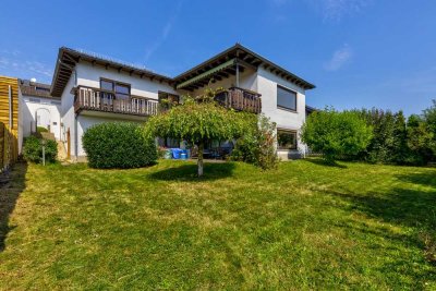 ZWEIFAMILIEN-WINKELBUNGALOW IN SONNIGER BLICKLAGE VON TAUNUSSTEIN-HAHN!