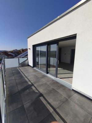 Helle 4-Zimmer Dachgeschoss Wohnung mit offener Wohnküche!