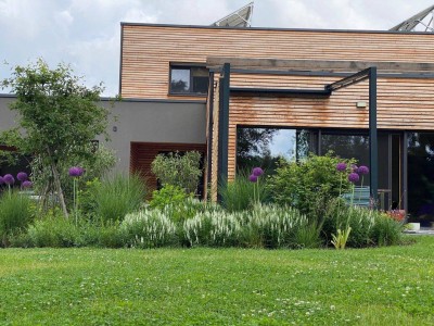 Modernes Wohnhaus in ruhiger Grünlage