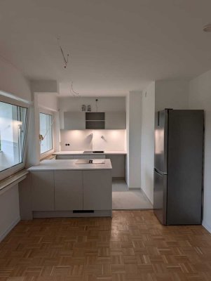 Geschmackvolle 2 Zi. Maisonette-Wohnung mit Balkon und Einbauküche in Wiesbaden