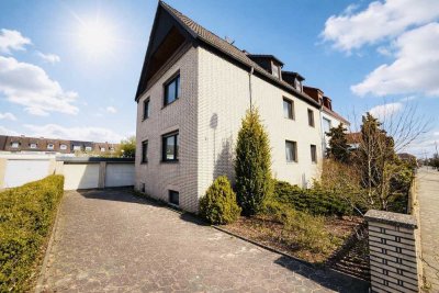 Attraktive Doppelhaushälfte mit 3 Wohneinheiten, Balkon & Garagen auf großzügigem Grundstück