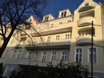 Vier-Zimmer-Dachgeschosswohnung - WG geeignet