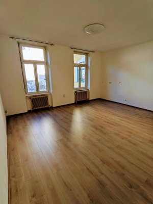 Geräumige Altbau-Wohnung mit Einbauküche und Parkett