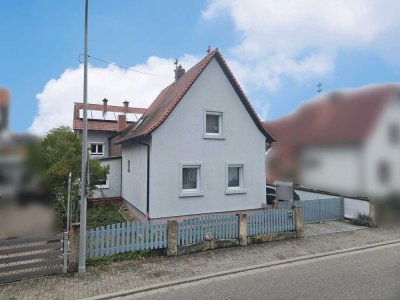 Einfamilienhaus mit Stellplatz und Sitzgelegenheit im kleinen Vorgarten