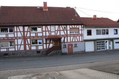 ZWEI Doppelhaushälften zu verkaufen - 
sofort bezugsbereit mit großem Erweiterungspotenzial!