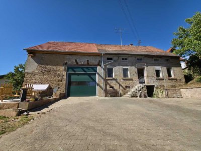 Zwei Einfamilienhäuser auf einem großzügigen Grundstück