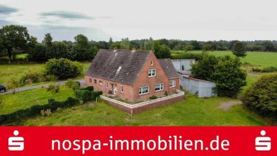 Teilweise unterkellertes Einfamilienhaus mit Doppelgarage und diversen Nebengebäuden in Alleinlage