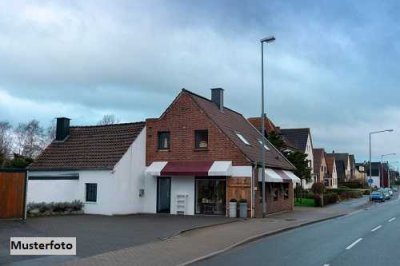 Wohn-/Geschäftshaus und 2 Garagen