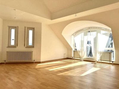 Lichtdurchflutete Dachgeschosswohnung mit Balkon & TG-Stellplatz in Frankenthal (ohne Maklergeb.)