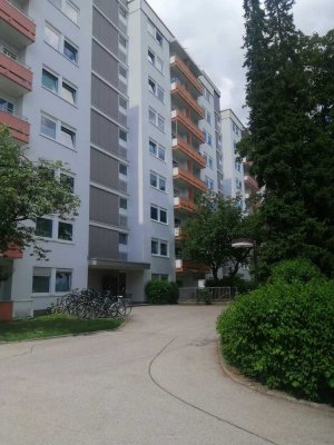 Gut geschnittene 2 Zi Wohnung
mit Weitblick