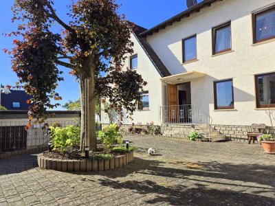 DOGS WELCOME IN DUPLEX HOME! Cozy house with fitted kitchen and spacious courtyard