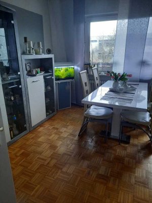 Gepflegte Wohnung mit vier Zimmern sowie Balkon und Einstellplatz