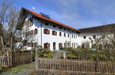 Ehemalige Hofstelle mit Tenne, incl. Baugenehmigung zusätzlicher Neubau 6 Familienhaus in Halfing