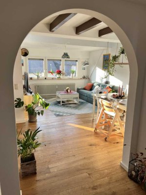 BEFRISTET: Helle & stilvolle Maisonette-Wohnung mit Schwarzwaldblick (möbliert, August–Dezember)