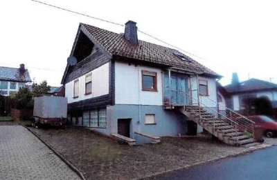 Zur Zwangsversteigerung steht dieses Einfamilienwohnhaus aus dem Jahre 1977 in der Hunsrückgemeinde