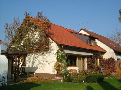 Gepflegtes Einfamilienhaus mit Pool und Doppelgarage
