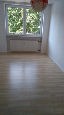 Helle zentral gelegene 3-Zimmer-Wohnung mit Balkon und Lift, in U-Bahn-Nähe/Bahnhofsnähe