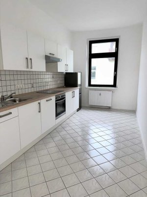FRISCH RENOVIERT MIT EINBAUKÜCHE, WANNE UND DUSCHE