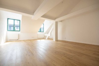 Großzügige Wohnung mit West-Loggia im Herzen Leipzigs | Tageslichtbad mit Wanne | Aufzug und EBK