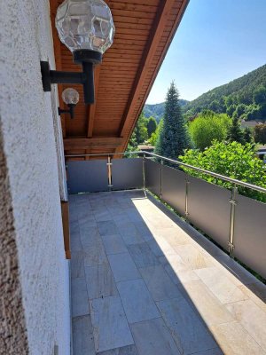 Freundliche 2-Zimmer-Dachgeschosswohnung mit Balkon und Einbauküche in Dahn