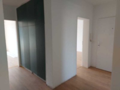 3.0 Zi. mit 2 Balkonen, 1 Kfz-Stellplatz und 1 Kellerraum zu vermieten