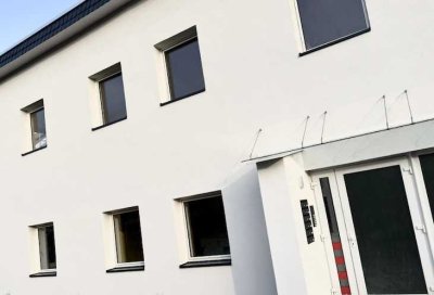 Je 1 Zimmer mit Gemeinschaftsküche.- Bad u. Waschbereich