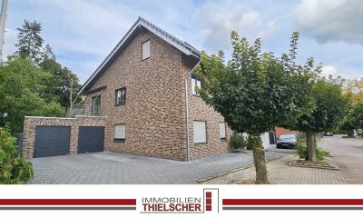 Attraktives Zweifamilienhaus mit angrenzender Doppelhaushälfte, Stellplatz und zwei Garagen