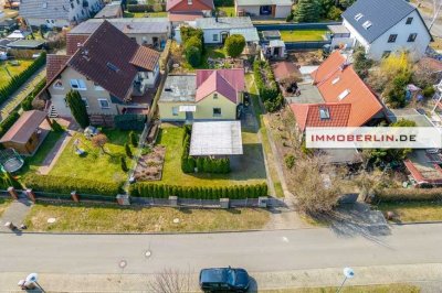 IMMOBERLIN.DE - Ideal ausgerichtetes Grundstück mit Einfamilienhaus & Bungalow
