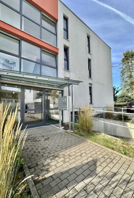 Zirndorf-Zentrum ~ Moderne 2-Zimmer-Wohnung mit großzügigem Balkon, Aufzug & Einbauküche uvm.