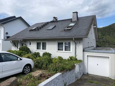 Dreifamilienhaus mit Burgen-Panorama-Blick