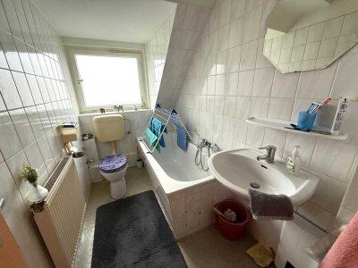 2 Zi. DG-Wohnung mit 42 m² Wfl., Küche, Bad, vermietet! Nahe zu U-Bahn + Einkaufen, ruhige Lage!