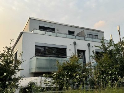 Exklusive, neuwertige 2,5-Zimmer-Penthouse-Wohnung mit geh. Innenausstattung mit Balkon und EBK