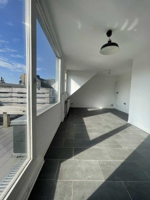 Helle DG-Wohnung mit Terrasse , teilmöbliert, WG geeignet.