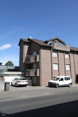 Schöne Dachgeschoss Whg mit Balkon, Einbauküche & Stellplatz