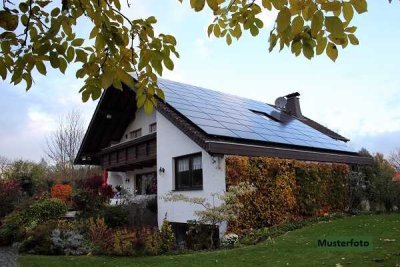 Viel Raum für Ideen - ehemalige Pension mit Betreiberwohnung, Garagen und Stellplätzen
