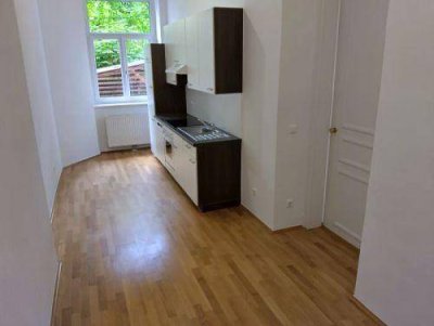 GEIDORF: 3 ZIMMER-Altbau, extra Wohnküche möbliert, großes Bad mit Dusche/WC/Fenster, neben KF-Uni!