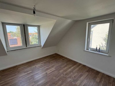 Dachgeschoss, 3 Zimmer, Südbalkon, Blick ins Grüne, frisch kernsaniert