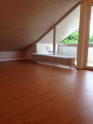Freundliche 3,5-Zimmer-DG-Wohnung mit gehobener Innenausstattung mit Balkon und EBK in Nürtingen