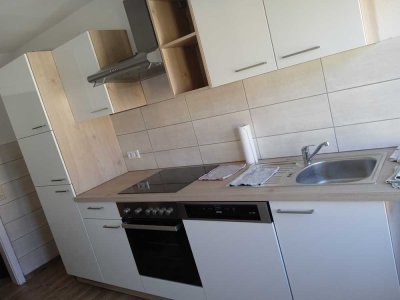 Freundliche und vollständig renovierte 2-Zimmer-Wohnung mit Balkon und EBK in Königsbach-Stein