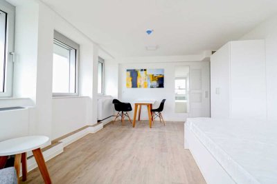 Penthouse mit Designmöbeln und Weitblick – stilvolles Wohnambiente in lichtdurchfluteter Atmosphäre