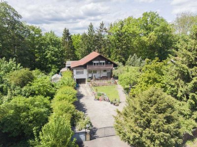 ** Rohdiamant in einzigartiger Naturlage - Zweifamilienhaus mit Einliegerwohnung auf ca. 1.191 m² Gr