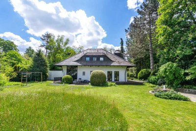 Oase im Grünen: Reizvolle Villa mit großzügigem Grundriss und traumhaften Garten (befristet)