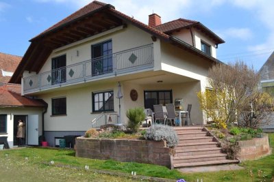 Großzügige und komfortable 3-Zimmer-DG-Wohnung*103 qm*Einbauküche*Balkon*Markise*neuwertiger Zustand