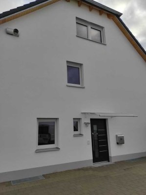 Neuwertige DHH nähe Saturarena