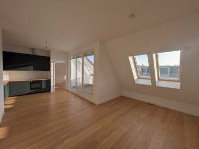 Luxuriöse 4-Raum-Dachgeschosswohnung mit EBK in Berlin Wedding