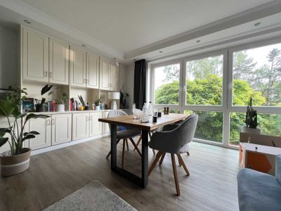 Stilvolle, geräumige und modernisierte 2-Zimmer-Wohnung mit Balkon zentral in Hamburg-Poppenbüttel
