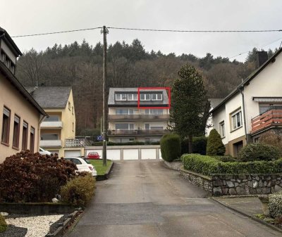 Lukrative Kapitalanlage mit Entwicklungspotenzial – 2-Zimmer-Dachgeschosswohnung mit PKW-Parkplatz i