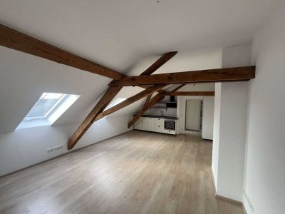 Schicke 1-Zimmer-Wohnung mit EBK im Dachgeschoss