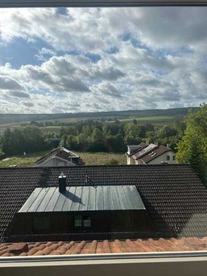 Schöne 2 Zimmer-Dachgeschosswohnung mit Balkon zu vermieten